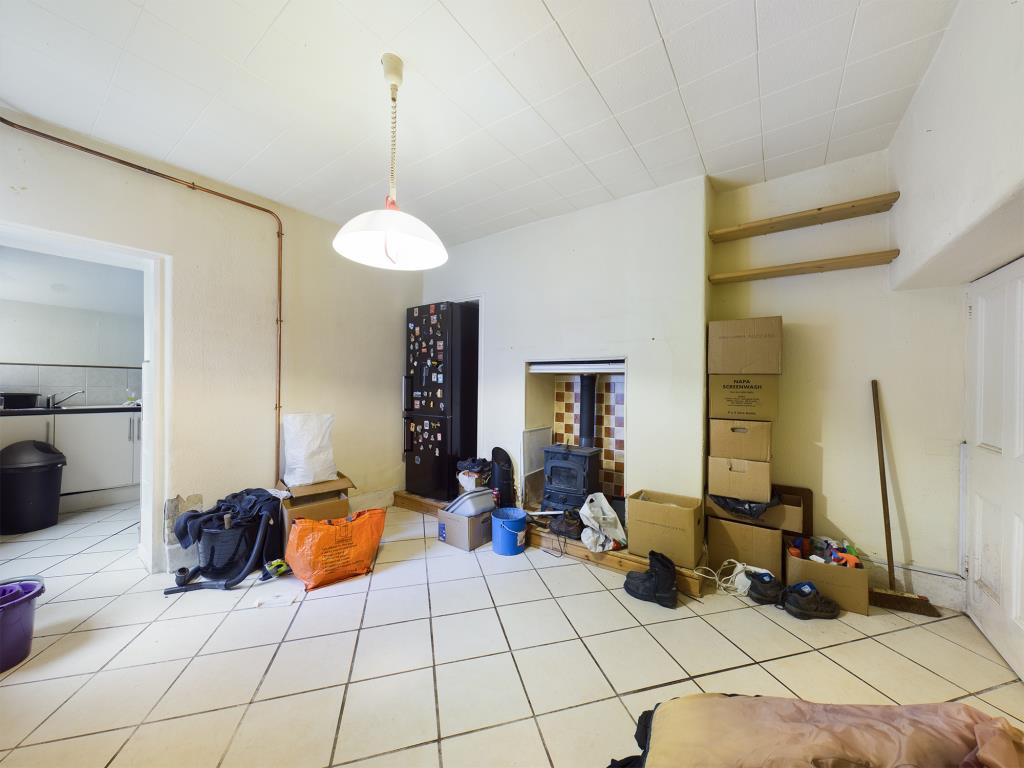 Lot: 88 - LARGE TOWN HOUSE IN SOUGHT AFTER LOCATION FOR IMPROVEMENT -
